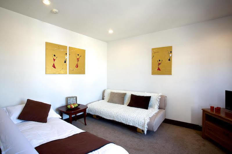 טטברי Priory Inn מראה חיצוני תמונה